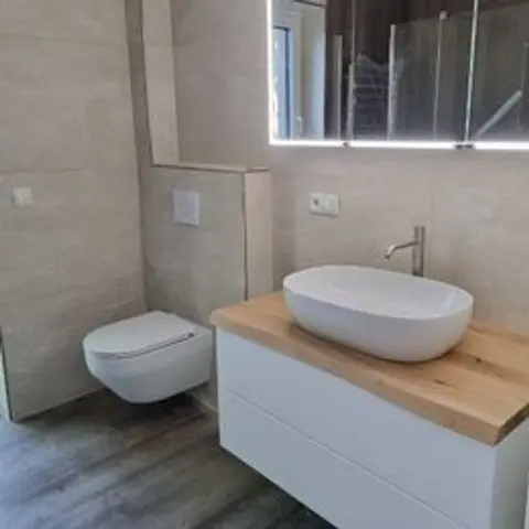 Fertiges Badezimmer mit Aufsatzwaschbecken