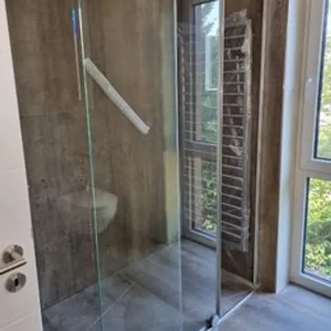 Eingebaute Dusche mit Glasabtrennung