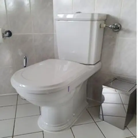 Montiertes WC im gefliesten Bad